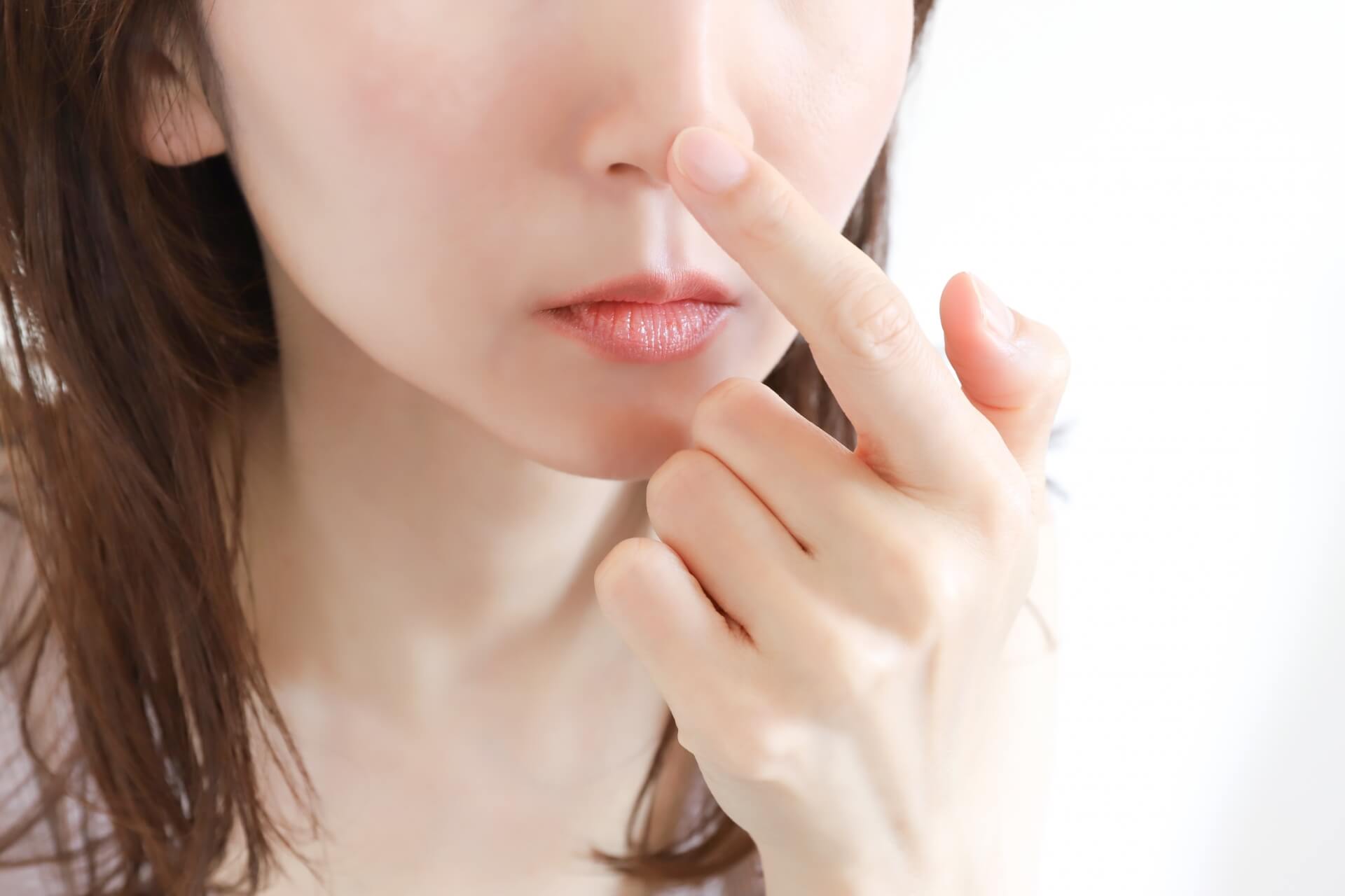 毛穴の詰まりや黒ずみが発生するメカニズム